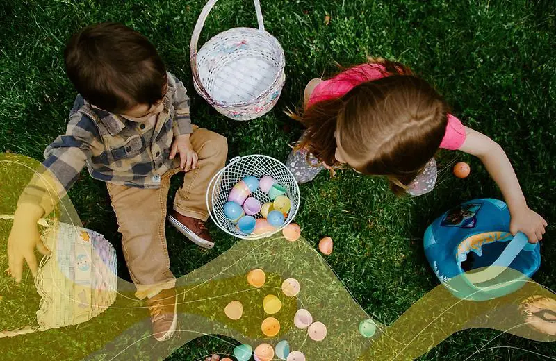Bild på barn som har korgar och färgglada ägg